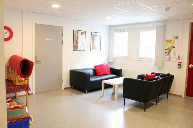 VENTEROM: Det nye venterommet på helsestasjonen er koseleg for store og små.
