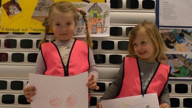 LESING ER GØY: Astrid (t.v.) og Hermine er begge glade i å bli lest for, og tykkjer det er stas å vera på Årdalsenteret tirsdag føremiddag.