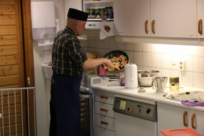 GRØNSAKER: Valaker trur ungar et alt berre dei får høve til å smaka. Han er oppteken av at det skal vera grønsaker til middagen.