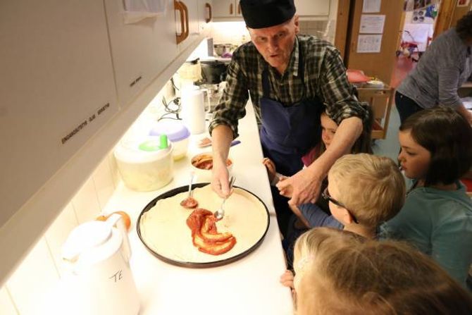 ENGASJERT: Ungane var engasjerte, og alle fekk prøve å fordele tomatsausen utover pizzaen.