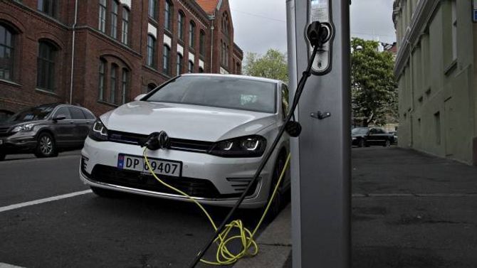 KORTARE VENTETID: Dei ladbare bilane til Volkswagen har hatt lang leveringstid, men ikkje no lenger.