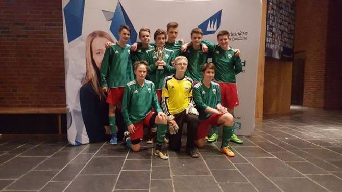KM: Desse fekk med seg pokal heim.