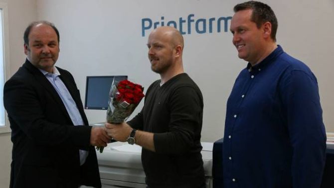 HØGTIDELEG: Skrivargarden AS mottok blome frå Jarle Aasheim, representanten til den internasjonale maskinprodusenten Xerox.