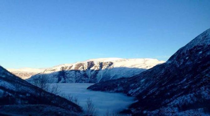 LOK: Ei tjukk tåke ligg som eit lok over bygda tysdag morgon og sperrar sola ute.