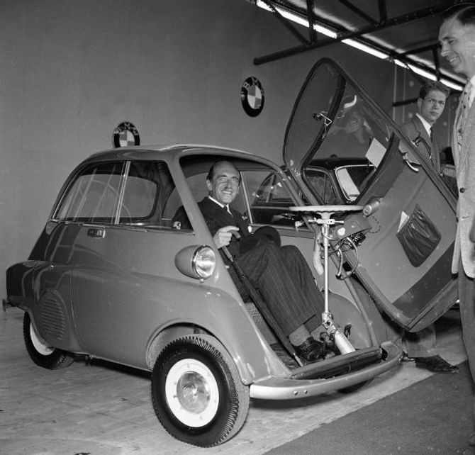 ISETTA: BMW nemner ikkje mikrobilen Isetta i oppsummeringa si, men her er ein frå ei bilutstilling på Filipstad i Oslo i 1957. Han blei laga på lisens frå italienske Iso frå 1955 til 1962.