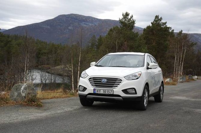 ÉIN AV TO: Hyundai ix 35 er den andre hydrogenbilen som er tilgjengeleg i Noreg.