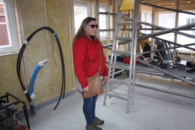 LYKKE: Inger Stokke får draumehuset i eit trendy Tiny House som no vert bygd på Lærdalsøyri.