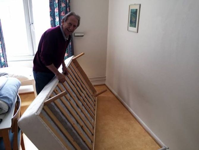 LIVSSTIL: Å vere pensjonatsjef er ein livsstil, og Skoglund er ein type som fiksar og tar vare på det meste. På omvisninga kom han plutseleg over ei seng han hadde fiksa, men som han hadde gløymt å setje på plass. Det ordna han på eit par minutt.