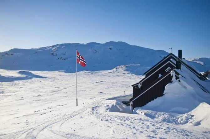 VÅROPEN: Geiterygghytta ligg 1224 meter over havet i Skarvheimen, og er open heilt til 8. mai.