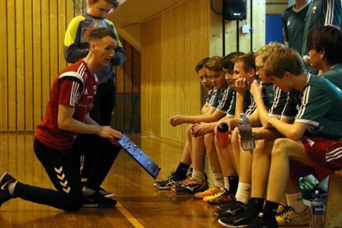 MISTA FOKUS: Etter ein solid 1. omgang byrja fokuset å gleppe i andre halvdel av kampen. Olafur Sveinsson tar her timeout med gutane.