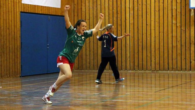 SÅG LYST UT: Med ti minutt att av 2. omgang var det framleis heilt ope om kven som skulle ta to poeng. Sofie Moen jublar etter ei smart scoring.