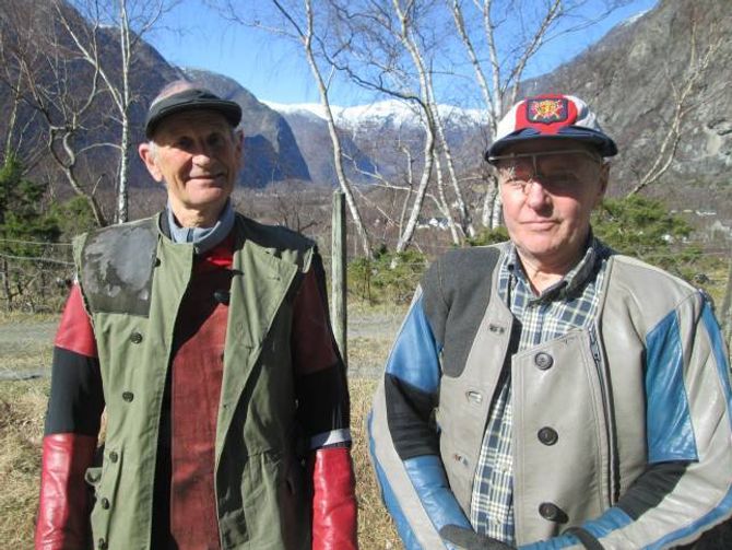 NOREGSMEISTER: Odd Kolsrud, Begndalen til venstre har vore mange gonger blitt Norgesmeister i veteranklassen for dei over 73 år. Til høgre står Halvard Eri, Tønjum.