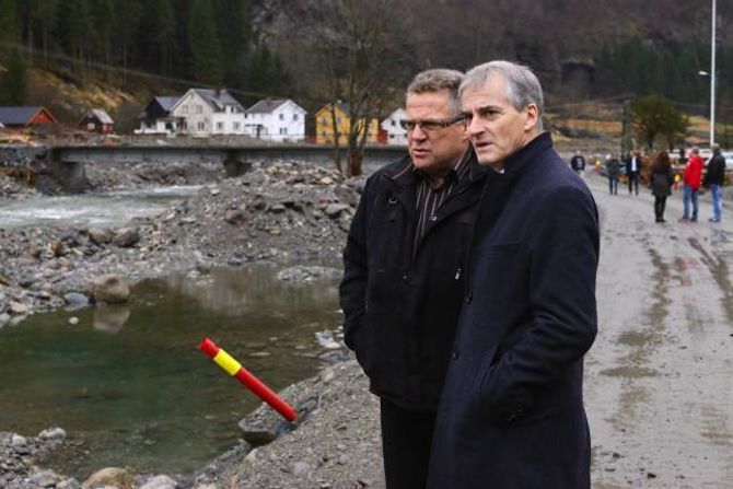 STORE SKADAR: Etter flaumen i Flåm kom Ap-politikar Jonas Gahr Støre til Sogn for å sjå på skadane.