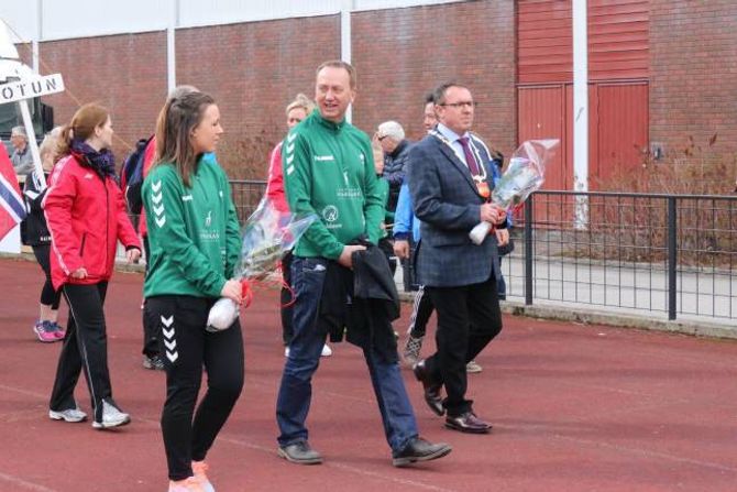SEREMONI: Leiar i Jotun turngruppa, Sofie Moen og ordførar Arild Ingar Lægreid haldt tale under opningsseremonien på Jotun stadion.