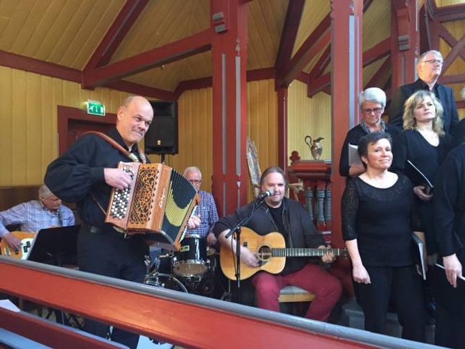 SPELTE: Karane frå Longhorn var også med under konserten.