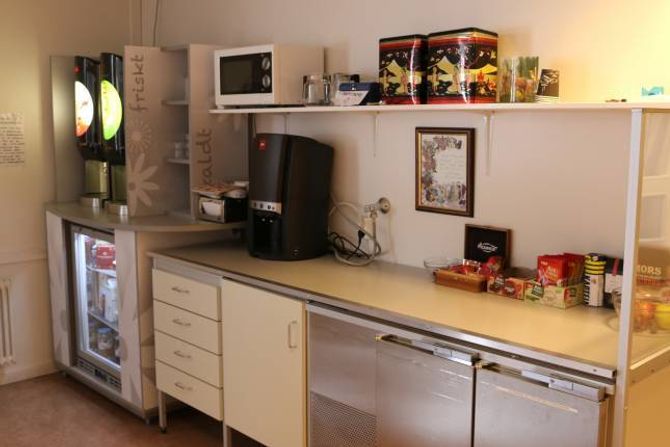 MATSTASJON: I begge etasjane på sjukeheimen på Årdalstangen er det matstasjonar som er opne 24 timar i døgnet.