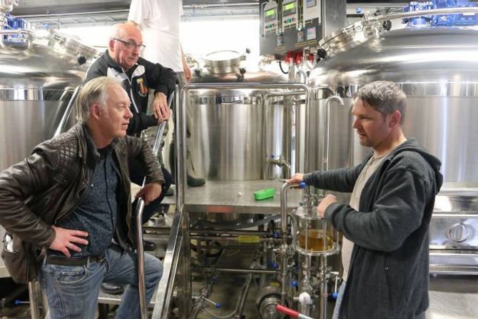 BRYGGERI: Petter Nome saman med Torstein Kvam som byrjar som salssjef for Tya Bryggeri 1. mai og dagleg leiar Arnt Erik Henjum.