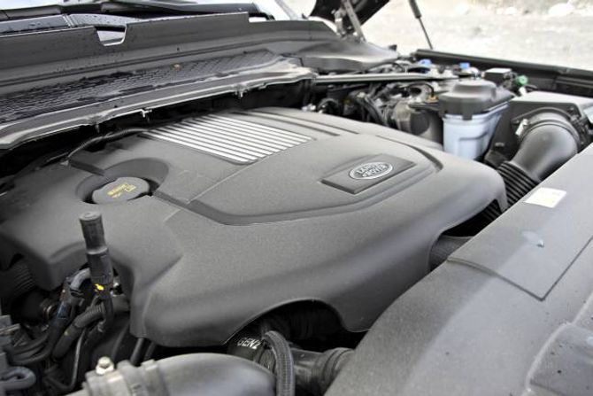 OPPGRADERT MOTOR: Motoren har fått meir effekt og lågare forbruk. Samtidig er det ein stor og tung bil, så den brukar ein del drivstoff.