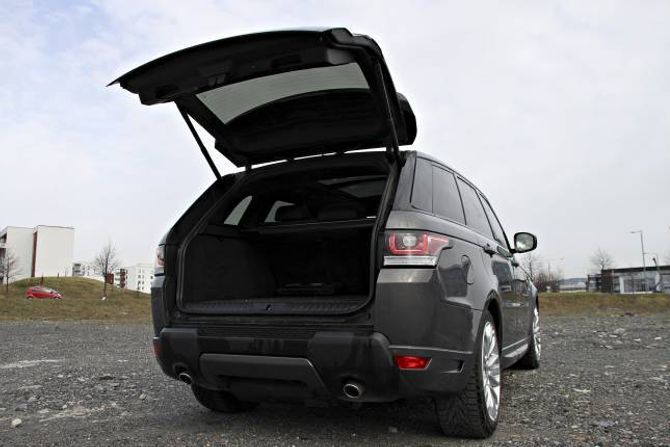 PLASS: Bilen er stor, men det finnes mange stasjonsvogner som har langt bedre plass enn de 489 literne man finner her. Range Rover Sport har heller ikke delbar bakluke slik man finner på den vanlige Range Rover-modellen.