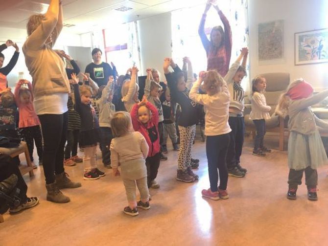 DANS: Borna hadde øvd inn fleire dansar som dei synte fram til bebuarane på Årdalstangen sjukeheim.