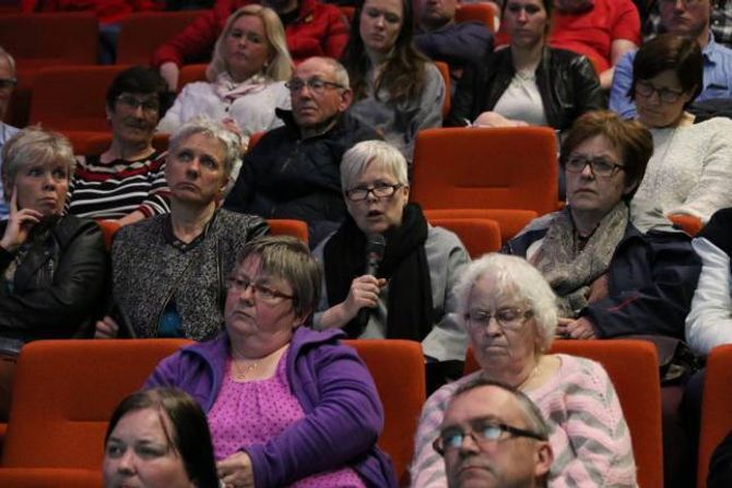 ANNAN STAD: – Eg skulle ønskt de hadde valt ein av dei andre plassane, sa Siri Benjaminsen og viste til lista med ulike bygg og område Handelsbygg og Europris har sett på i Årdal dei siste ti åra.