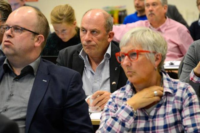 HAR TRUA: Ordførar i Sogndal, Jarle Aarvoll (i midten), vil ikkje svartmåle situasjonen trass dei nye føringane frå regjeringa.