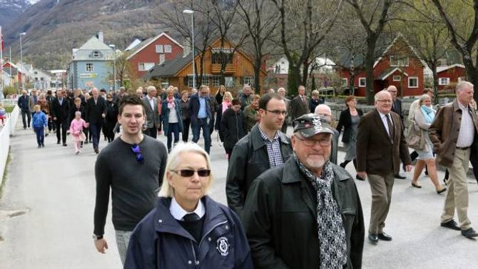 BRA OPPMØTE: Vel 200 menneske tok til gatene for å delta i demonstrasjonstoget.
