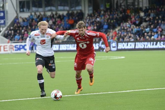 TØFFE DUELLAR: Eirik Birkeland er ein av mange spelarar som la att mykje svette på bana. I tillegg viste Sogndal at dei kan å trille ball mot eitt av dei beste laga i eliteserien.