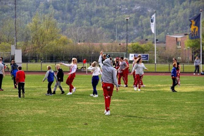 PAUSEUNDERHALDNING: Årdalsrussen 2016 stod for pauseunderhaldninga medan dei to laga var i garderoben.