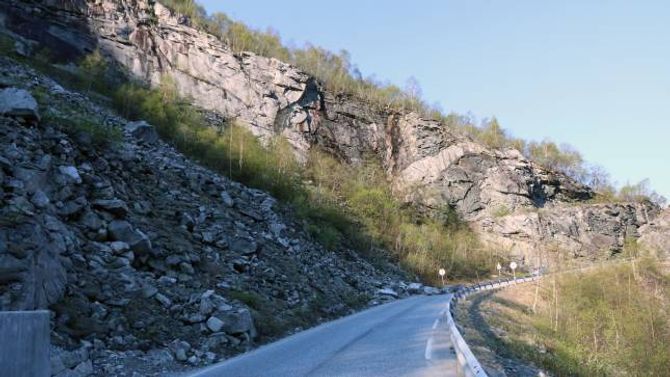 STORE STEINAR: Store steinar har rast ut i vegen og hindrar køyretøy å passere.