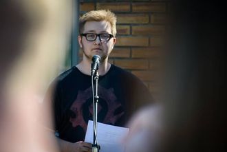 APELL: Tarjei Ø. Hamre, elevrådsrepresentant ved Sogndal vidaregåande skule, er skeptisk til fråværsregelen. I dag heldt han ein appell til streikande medelevar.