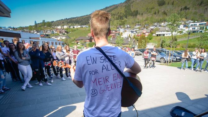 PROTESTVISE: Misnøyen mot den nye regelen vart markert med musikk og ein kort tale, før elevane vart oppfordra til å ta fri resten av dagen.