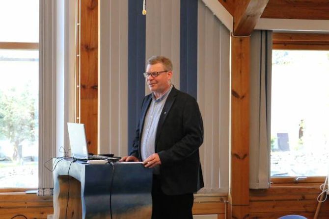FOR OG IMOT: Ordførar Noralv Distad la fram alternativa for ei eventuell kommunesamanslåing under folkemøte i Aurland.