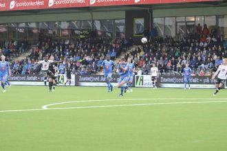 SÅ NÆRE: Otoo får skikkeleg treff på ballen, men marginane er ikkje med verken han eller dei andre spissane om dagen.