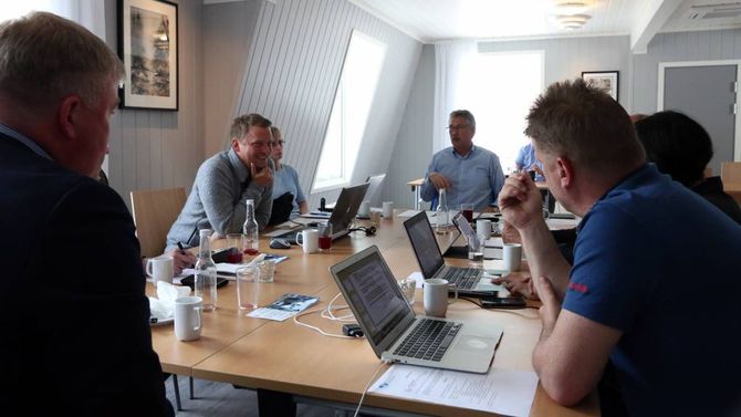 KOST/NYTTE: Regionrådet innser at kost/nytte er eit stort problem for vegprosjekt i Sogn og Fjordane. Difor er det viktig å påverke kva ein puttar inn av data her, meiner Trond Øyen Einemo (t.v.).