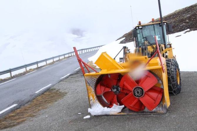 BRØYTING: Det er tydelege brøytekantar langs den nasjonale turistvegen.