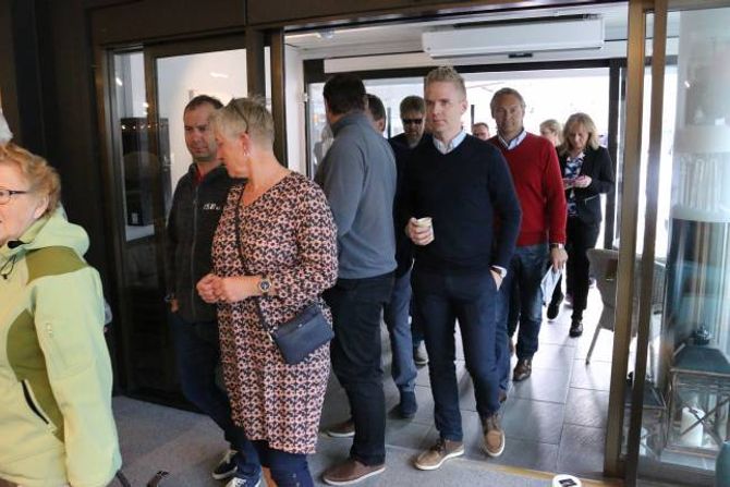 FOLKSAMT: Mange spente folk hadde møtt opp for å få med seg opninga av butikken.