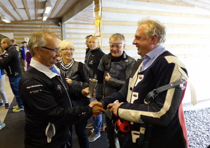 POKAL: Jan Geir Solheim får overlevert pokal av Olav Skarsbø. Bak står Liv Signe Navarsete og Jarle Tvinnerheim, generalsekretær i DFS.