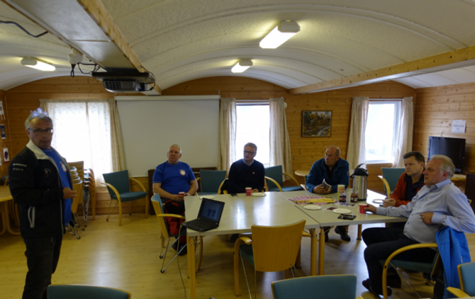PRESENTASJON: Olav Skarsbø, Leikanger skl, Ve bordet frrå ve: Bengt Næss, samlagsformann, Jarle Tvinnerheim, generalsekretær i DFS, Jarle Årvoll; ordførar i Sogndal, Jon Håkon Odd, Ordførar i Leikanger og Jan Geir Solheim, Ordførar i Lærdal.