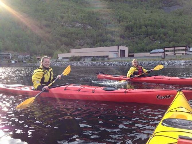 BLAUT: Nokre av deltakarane hamna i Årdalsvatnet under kajakkurset.
