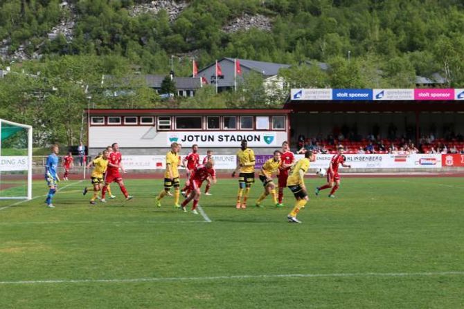 UNDERHALDNING: Årdal FK snudde kampen mot Lillestrøm 2 og sikra seg eitt poeng.