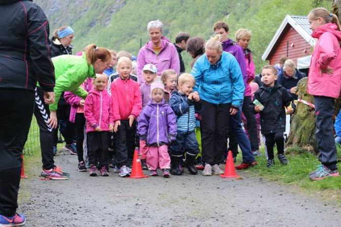MINIJOGGEN: Dei minste fekk også prøve seg på å springe.
