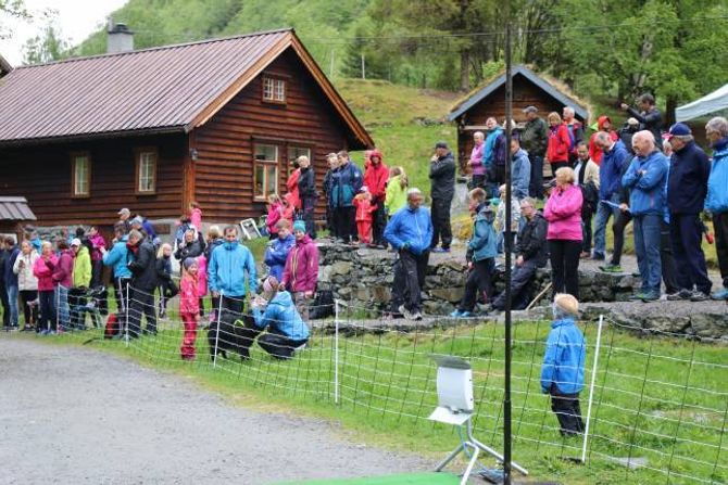 HEIAGJENG: Publikum trassa regnet for å heie dei spreke deltakarane fram.