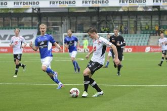 I FARTA: Her serverer Jukka Raitala makker Ole Amund Sveen på ope mål. Den finske backen kunne hatt fire målgjevande, men Sveen, Otoo og Bolseth bomma i tur og orden.