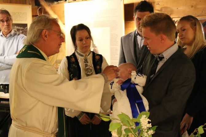 DÅP: Nikolai Umhjem saman med far Stian Umhjem under gudstenesta i Utladalen Naturhus.