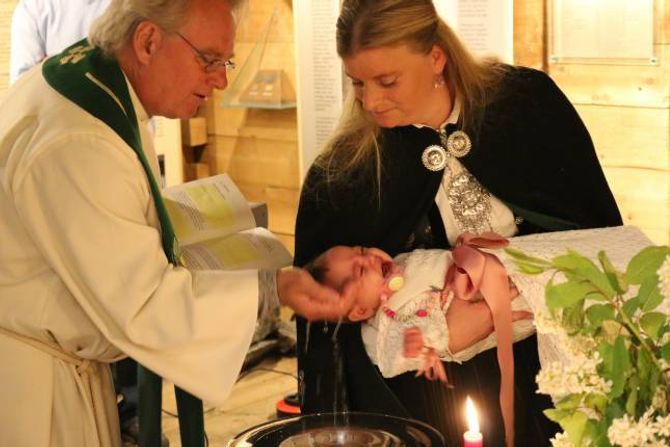 GOD STEMNING: Zara Imre Nyheim Igari vart døypt saman med to andre born inne i Utladalen nNaturhus.
