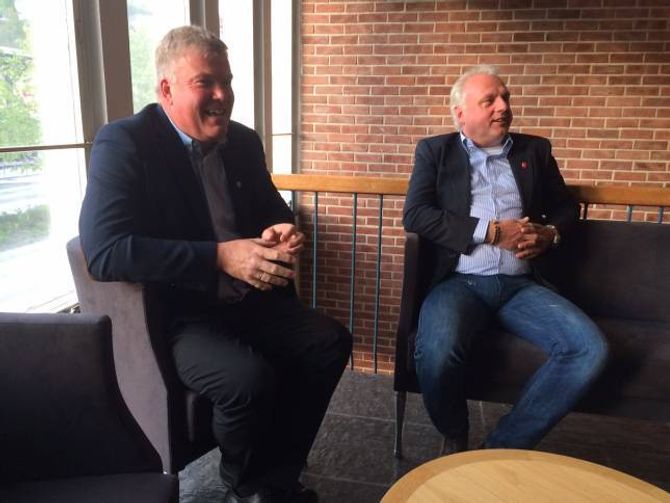 SPENTE ORDFØRARAR: Dei har ikkje avstemming i sine heimkommunar, men ordførarane Ivar Kvalen og Jan Geir Solheim er likevel på plass i Sogndal for å følgje valvaka.