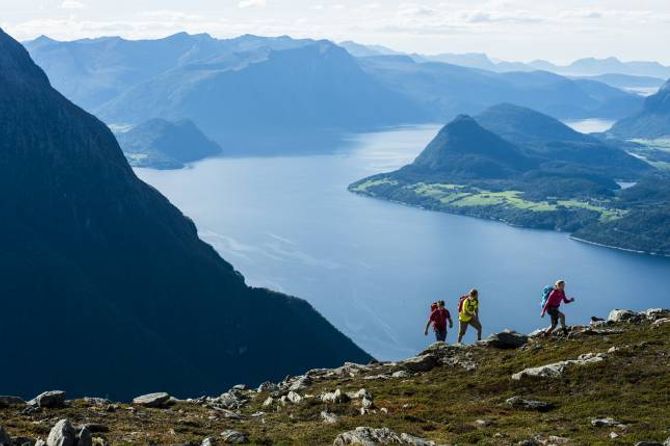 FJELLFESTIVAL: Norsk fjellfestival i Romsdalen er ein av fleire fjellfestivalar i Noreg. Her kan du blant anna gå på felles fotturar.