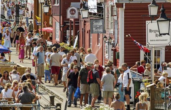 SKALDYRFEST: Bryggegata i Mandal er full av liv under Skalldyrfestivalen.