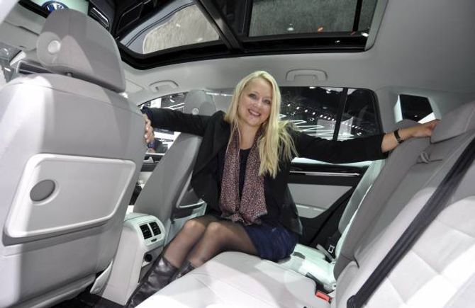 ØKER KVOTENE: Anita Svanes i Volkswagen fortel at dei har fått økt kvotene for hybridbilane fra fabrikken, grunna stor etterspurnad.